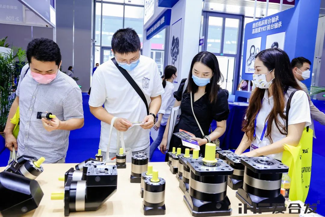 精神飽滿(mǎn)的觀(guān)展客戶(hù)